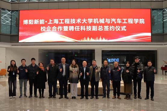 一群人站在一起合影

描述已自动生成