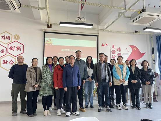 一群人站在一起

描述已自动生成