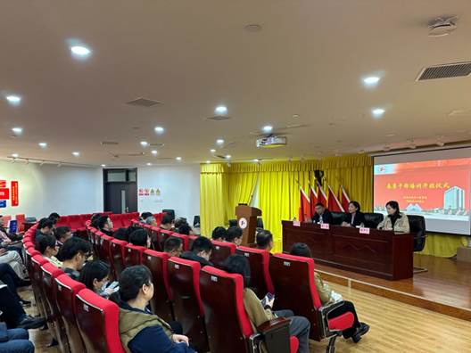 许多人在房间里

中度可信度描述已自动生成